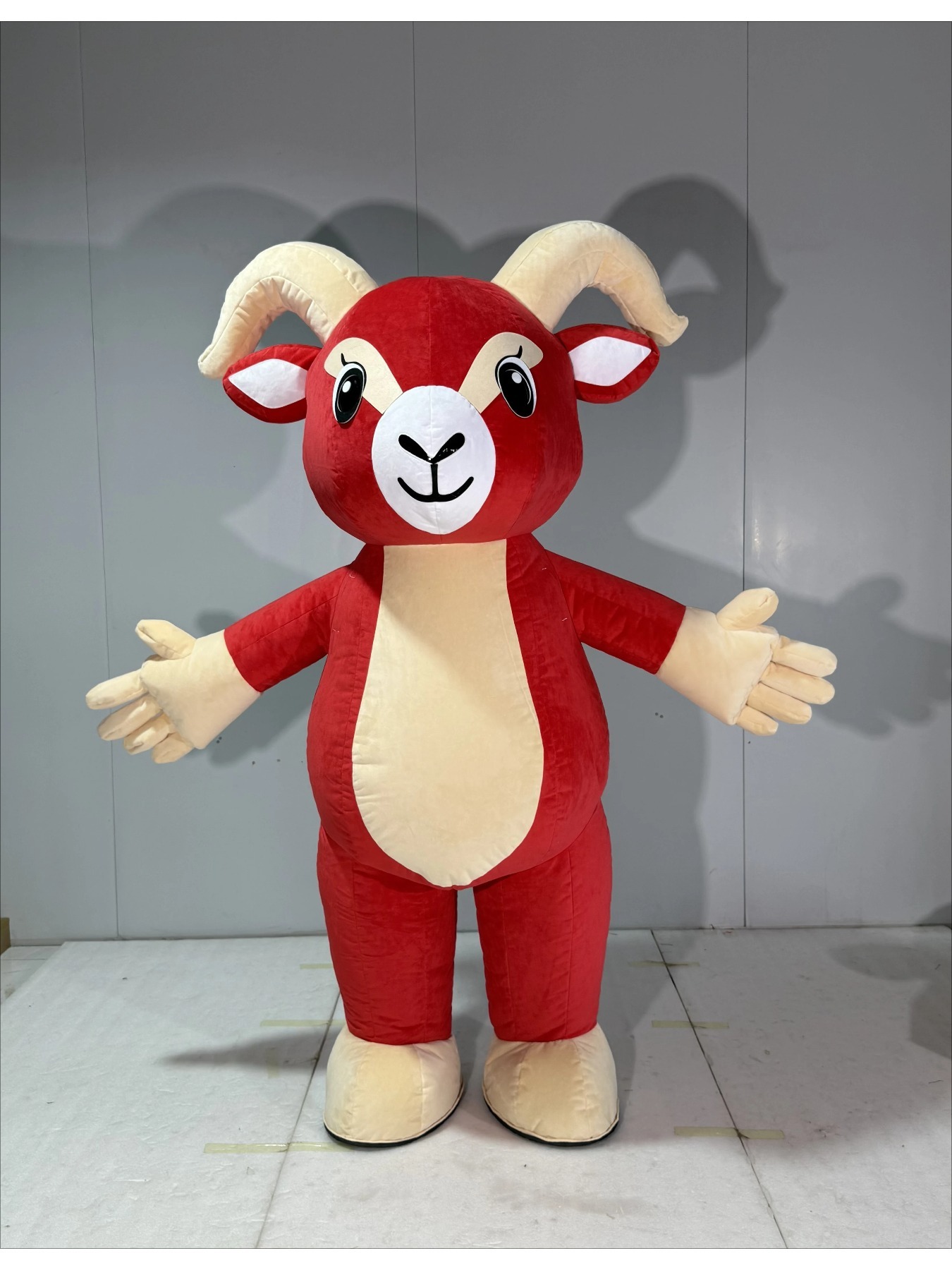 Aufblasbares Rotes Ziegen-Mask – Costumes Bewertung und Preis