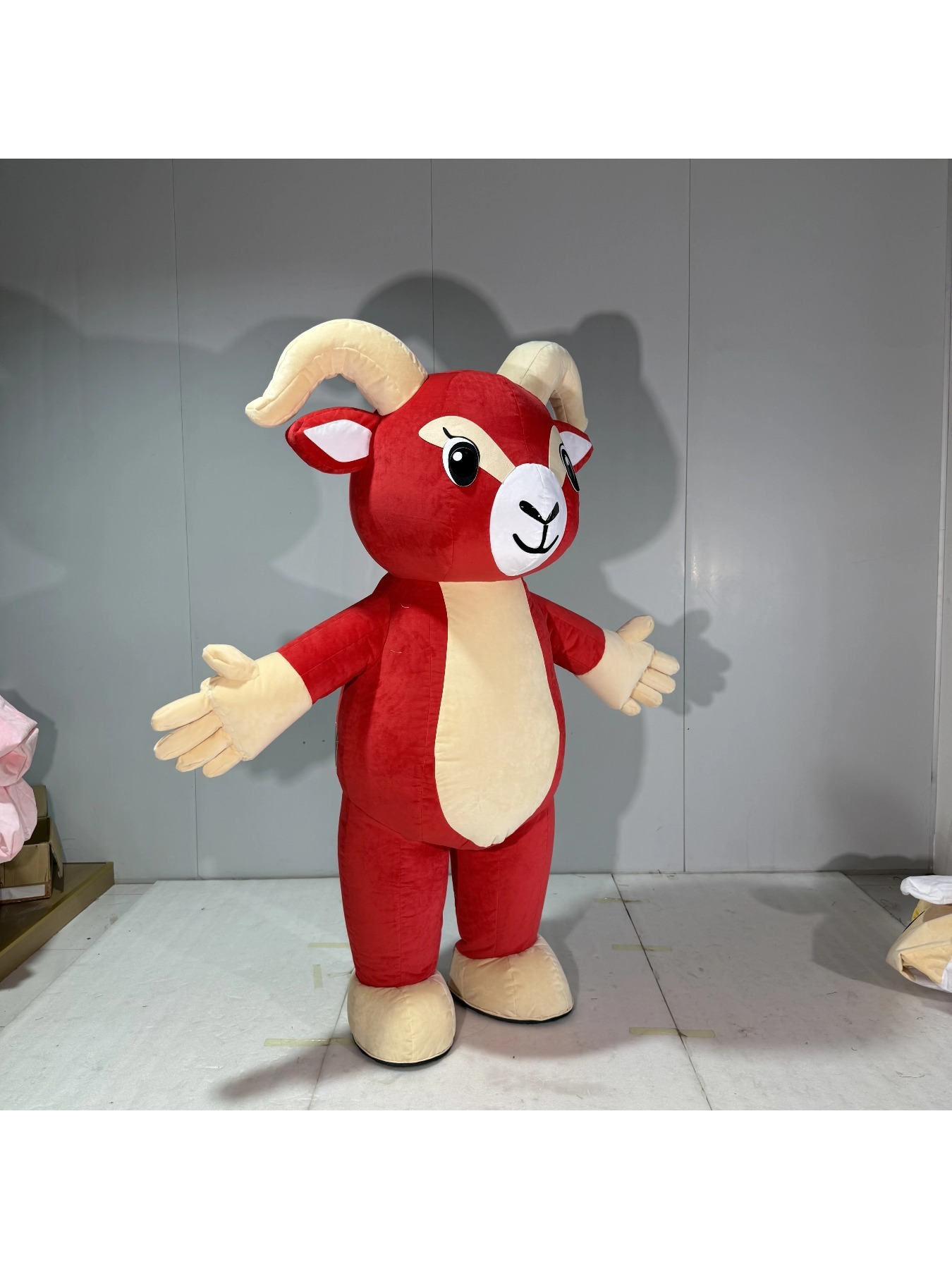Aufblasbares Rotes Ziegen-Mask – Costumes Bewertung und Preis